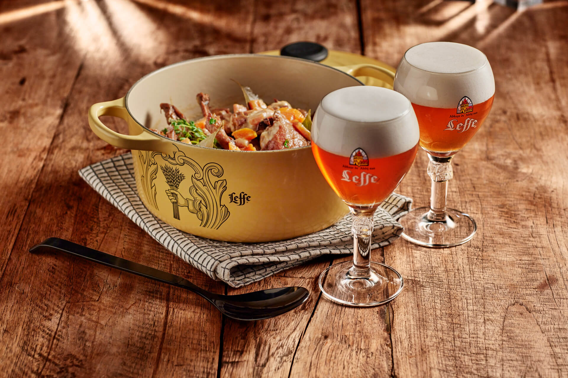 Leffe - food photography by Erik de Koning - pot with 2 glasses of beer